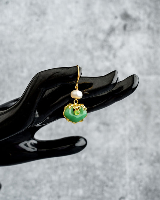 Green Stone With 1 Pearl